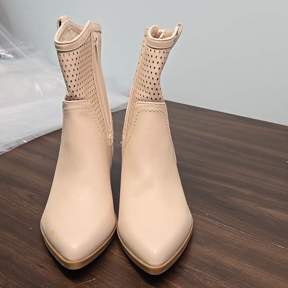 Dolce Vita Size 8.5 Beige Kirby Heeled Ankle Boots